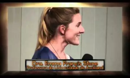 Professora da Universidade de Auckland, Nova Zelândia, Dra. Emma Francis Stone Fala sobre Benjamin Teixeira de Aguiar e a Mestra Espiritual Eugênia – Sinopse com Apenas um Minuto (Full HD).