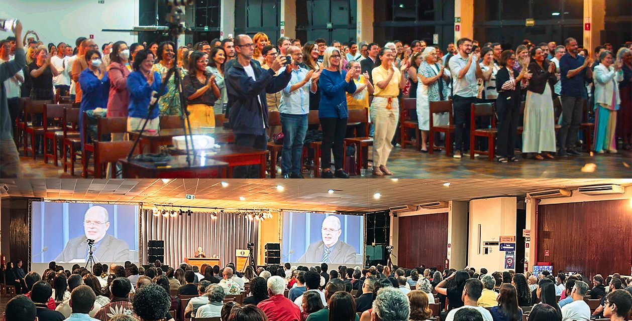 Mais uma vez, sob aplausos entusiasmados, foi recebido o orientador espiritual Benjamin Teixeira de Aguiar, em sua palestra presencial do mês de maio