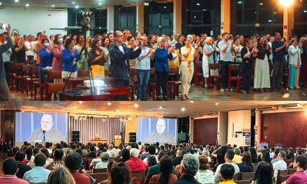 Mais uma vez, sob aplausos entusiasmados, foi recebido o orientador espiritual Benjamin Teixeira de Aguiar, em sua palestra presencial do mês de maio